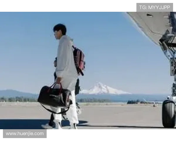 一身白配粉书包！杨瀚森登机赴客场